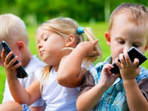 anak main phone