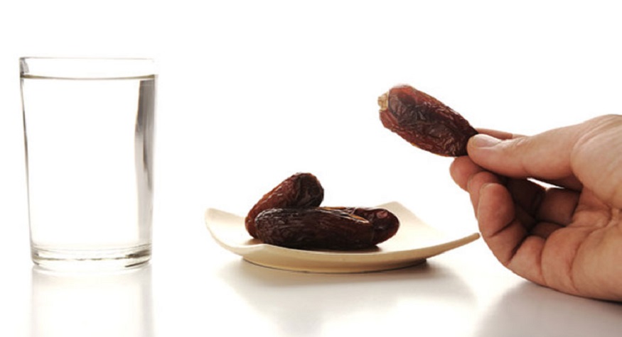 kurma dan air kosong