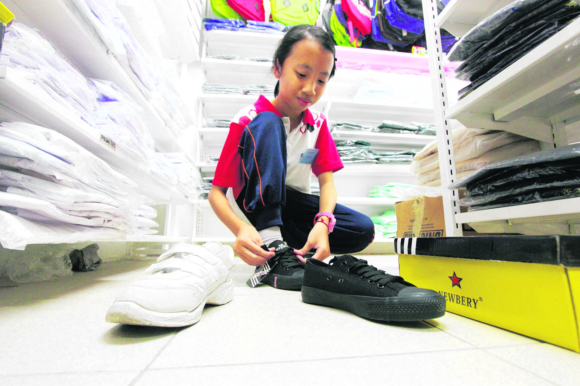 Murid Sekolah Boleh Pakai Kasut dan Stoking Hitam Atau Putih Tahun 2021