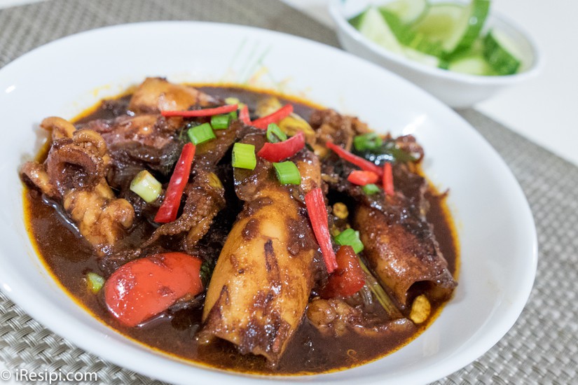 Resepi Sotong Masak Hitam Ala Mamak. Sekejap Je, 15 Minit Dah Siap